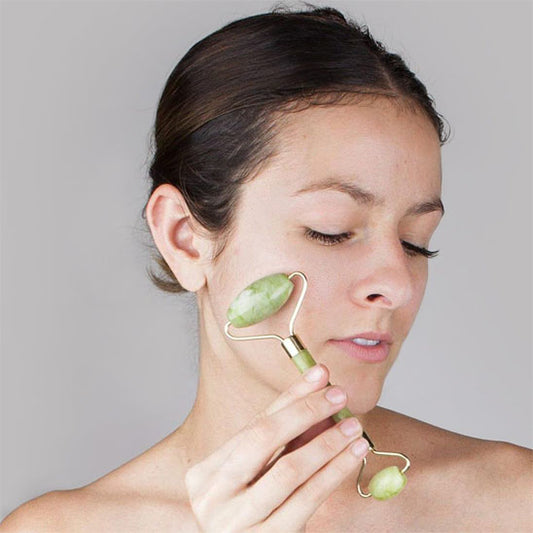 gua sha roller vert visage femme