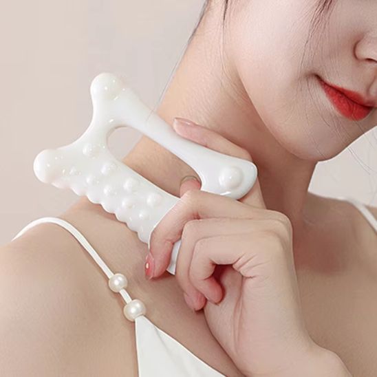gua sha sur epaule blanc