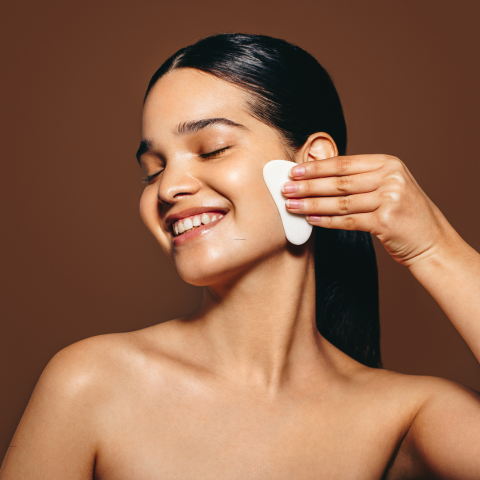 gua sha visage blanc coeur demonstration visage