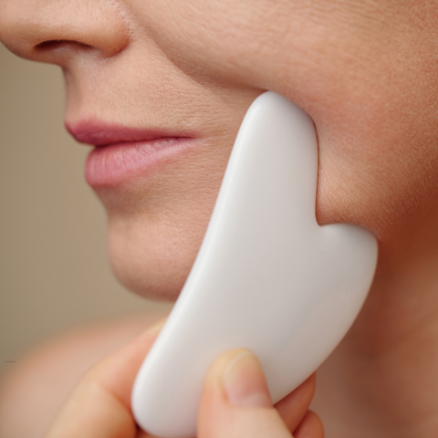 gua sha visage blanc coeur massage visage