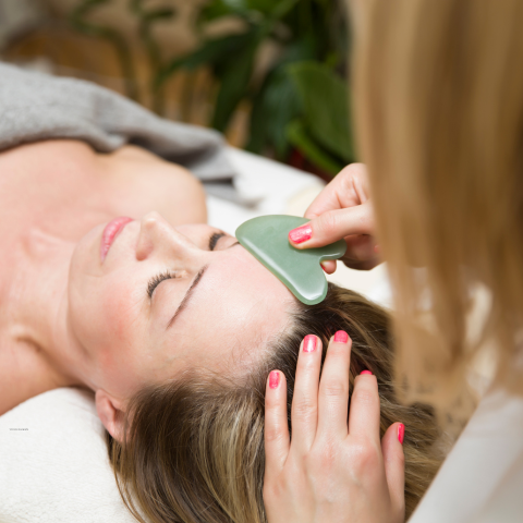 gua sha visage pierre jade coeur
