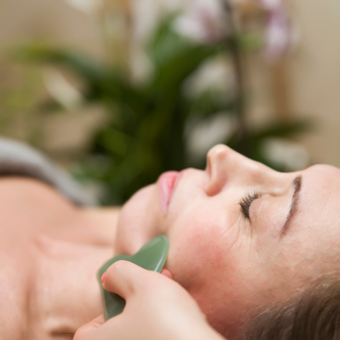 gua sha visage pierre jade massage sur menton coeur